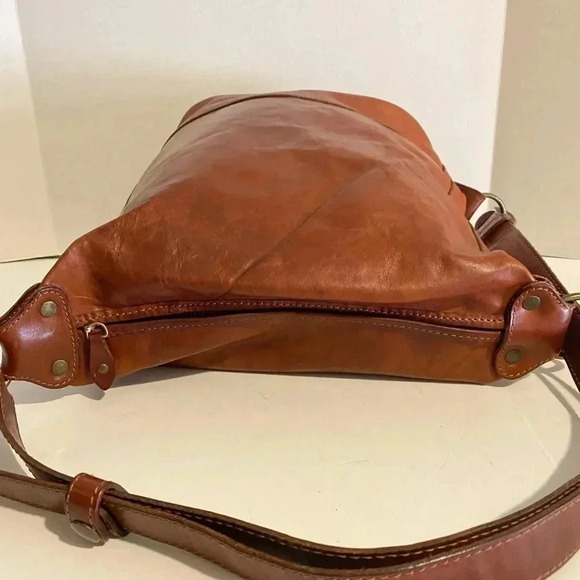 I Medici brown distressed leather shoulder bag - Picture 9 of 14